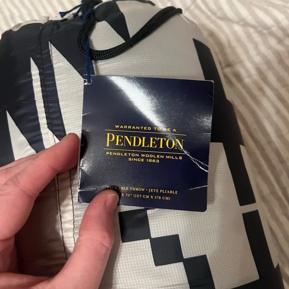 Pendleton packable blanket - Picture 2 of 5
